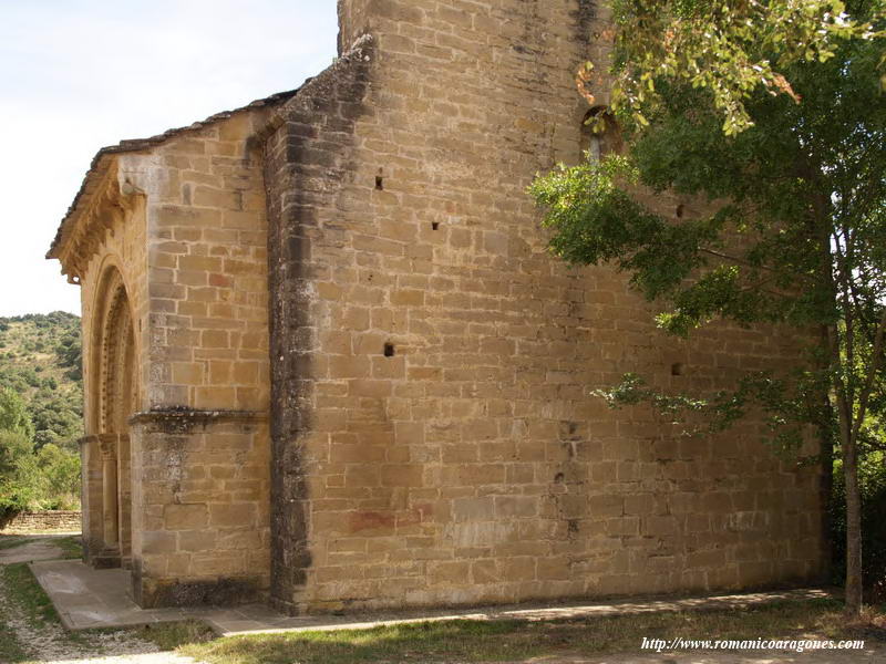 DETALLE DEL CUERPO QUE ALBERGA LA PORTADA, EXTERIOR AL MURO.
